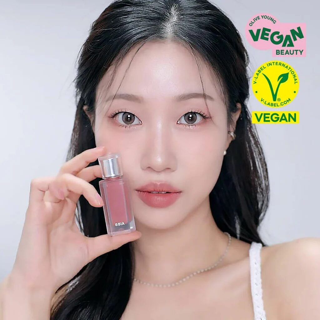 The Velvet Skin Revolution: Why Beauty Is Trading Gloss for Blur in 2026